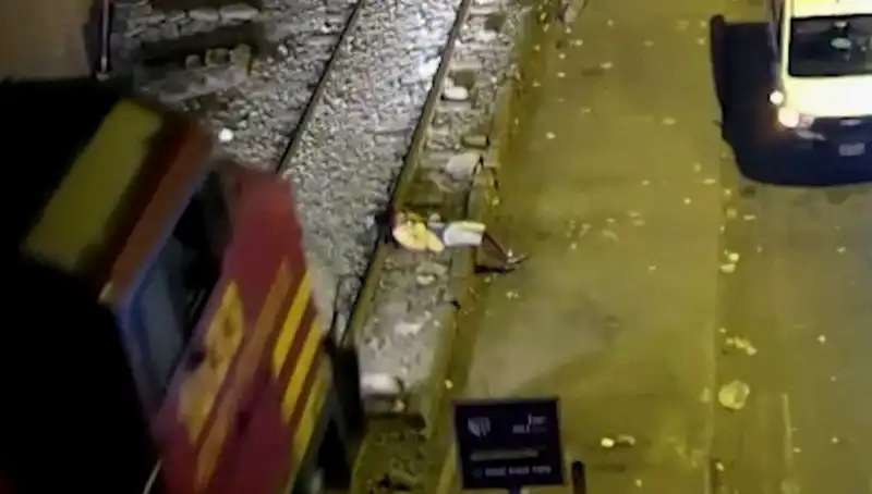 Mucizevi İyileşme: Tren Çarptıktan Saniyeler Sonra Yürüyen Genç