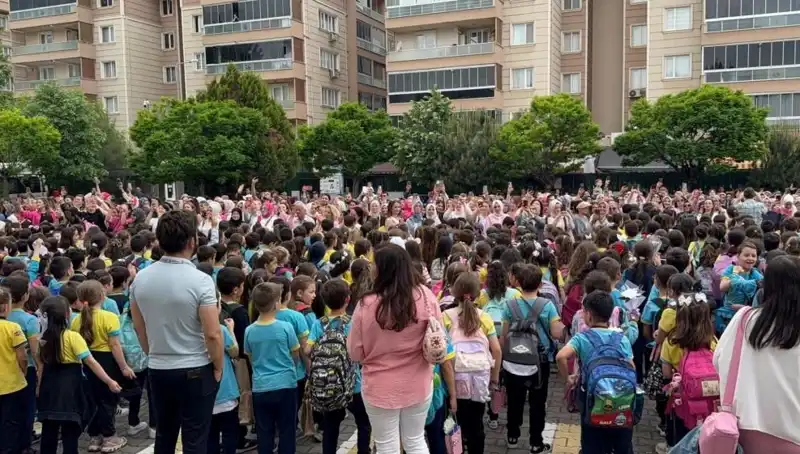 Öğrencilerden Annelerini Ağlatan Duygusal Sürpriz: Beklenmedik Anlar!