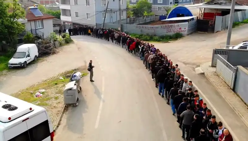 Bursa'da Geleneksel Bayramlaşma Kuyruğu: 1 Kilometrelik Olmazsa Olmazı