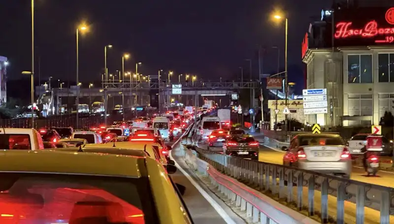 Yenibosna Metrobüs Yaya Üst Geçidi Onarım Çalışmaları Başlıyor