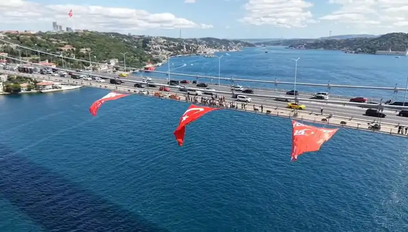 Türk Bayrağı, Köprüye Şanla Asılarak Gurur Duyuldu!