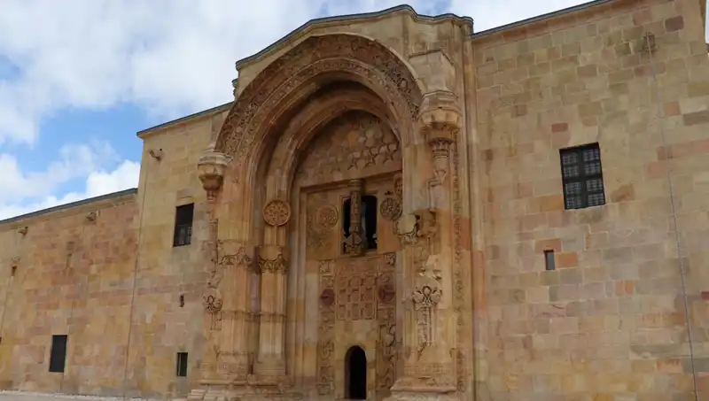 Divriği Ulu Camii ve Darüşşifası’na Yoğun İlgi: Ziyaretçi Rekoru Kırılıyor!