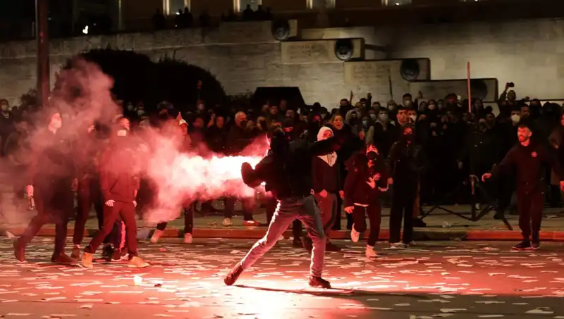 Yunanistan'da Hükümete Gensoru, Atina Sokakları Protesto ile Çalkalanıyor