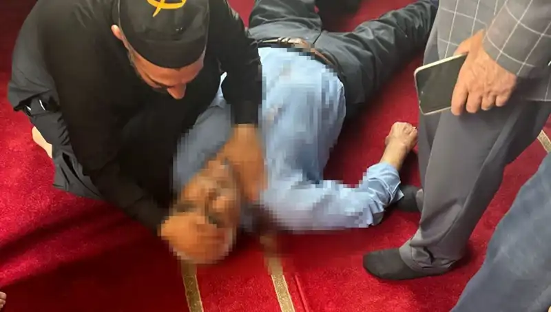 Camide İğrenç Saldırı: Namaz Kılan Adam Bıçaklandı