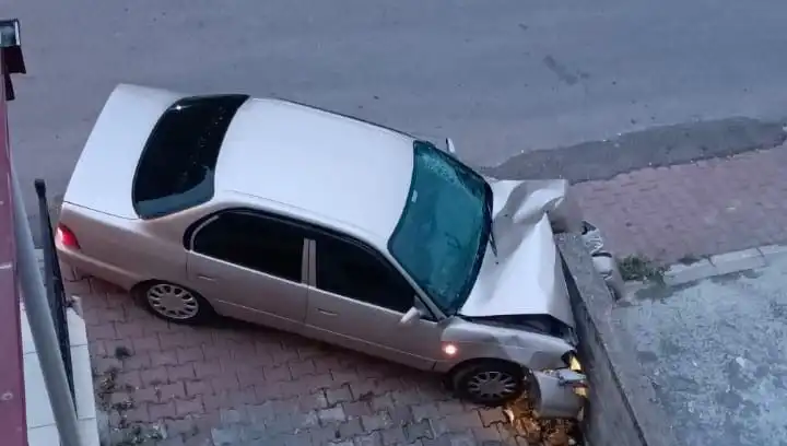 Kontrolden Çıkan Araç Duvara Çarptı: Kaza Anının Şok Edici Görüntüleri Yayınlandı