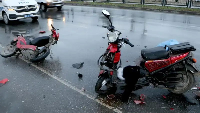 Adana'da Elektrikli Bisikletlerle Otomobil Çarpıştı, Ölümcül Kaza!