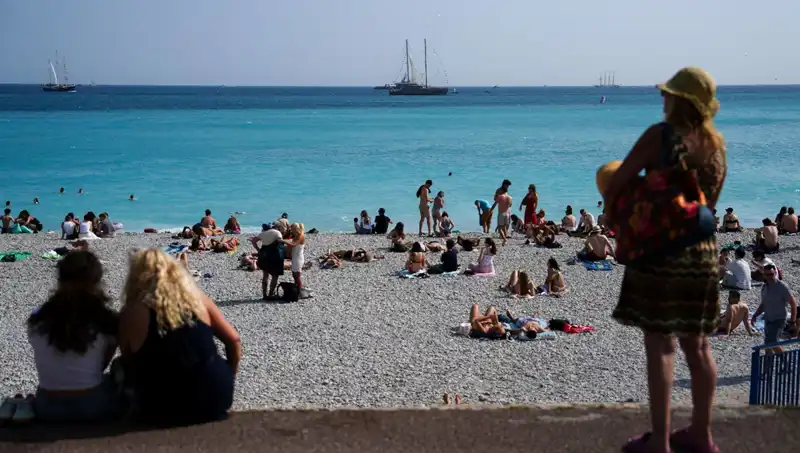 Fransa'da Yenilikçi Sigara Yasağı: Park ve Plajlarda Cezalar Artıyor
