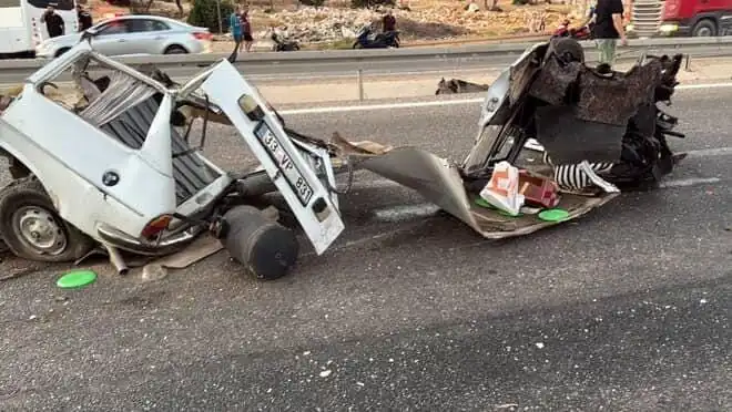 Bariyere Çarpan Araçta Feci Kaza: Bir kişi hayatını kaybetti, bir kişi yaralandı