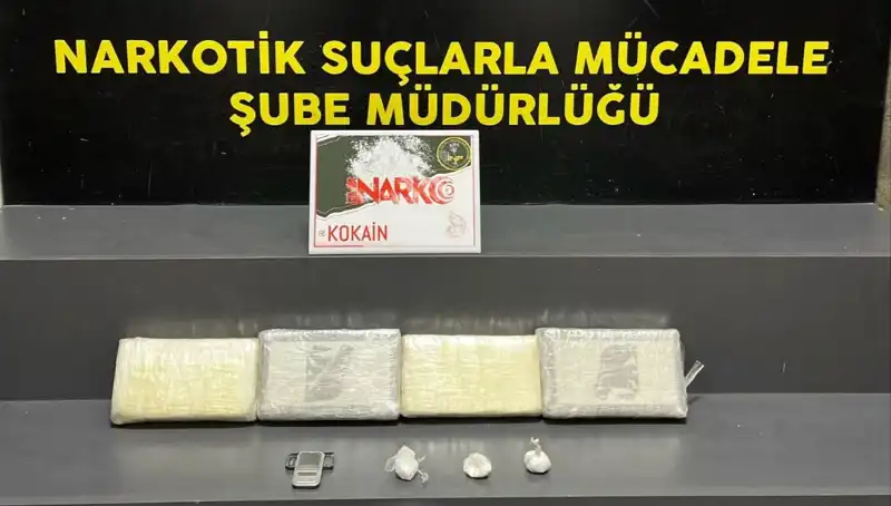 İzmir'de Uyuşturucu Operasyonu: Eş Zamanlı Baskınlar ve Gözaltılar