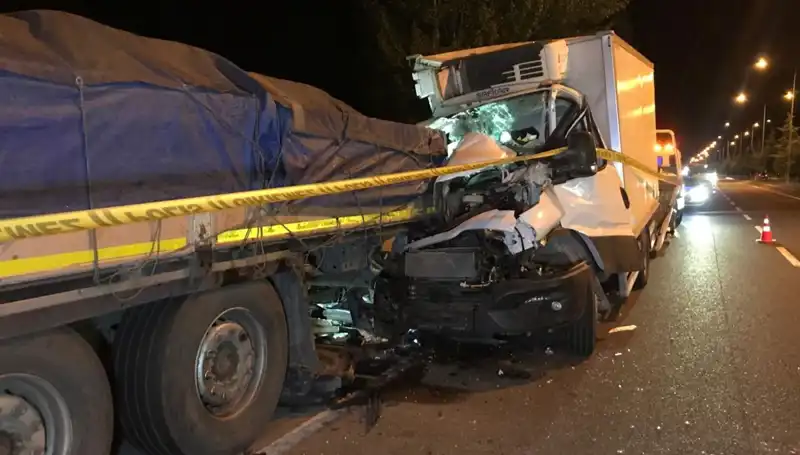 Kamyonet Tıra Çarptı, Feci Kaza Sonrası Bir Kişi Hayatını Kaybetti