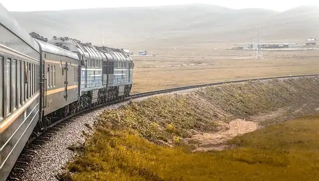 Pensilvanya'da Şok Edici Tren Kazası: Raylar Üzerindeki Üç Kişiye Çarptı!