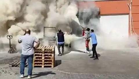 AVM Depo Alanında Yangın Paniği: Alışveriş Keyfi Tehlikede!