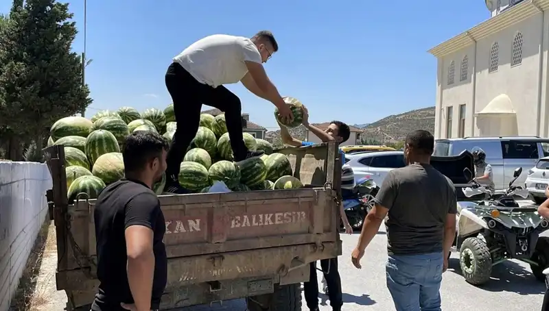 Tonlarca Karpuz Alarak Ücretsiz Dağıtım Yapan Hayırseverin Hikayesi