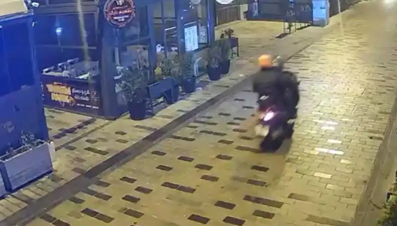 Gece Kulübünde Şok Haraç Saldırısı: Silahlar Patladı, Gece Karardı!