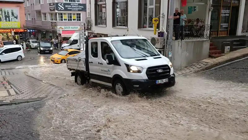 Aniden Bastıran Yağmur, 10 Dakikada Su Baskınlarına Neden Oldu