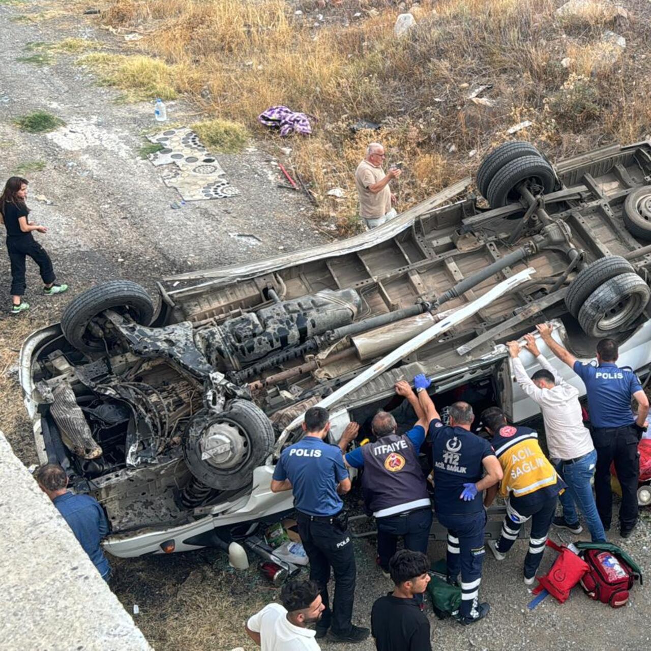 Tarım İşçilerini Taşıyan Minibüs Devrildi: Çok Sayıda Yaralı Var"