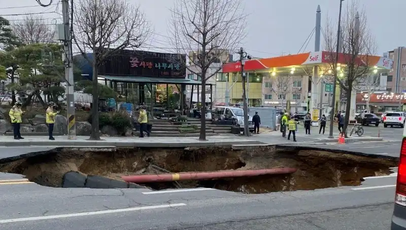 Güney Kore'de Motosiklet Kazası: Dev Çukur Yolda Kayıplara Neden Oldu
