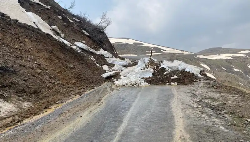 Muş'ta Heyelan Sebebiyle Kapanan Köy Yolu Nihayet Açıldı