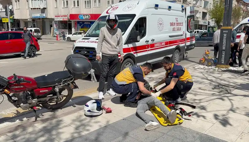 Aksaray’da Motosikletler Çarpıştı: İki Kişi Yaralandı, Kaza Anı Kamerada!