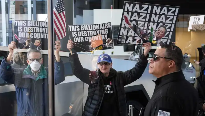 Elon Musk Protesto Edildi: Trump Dönemindeki Rolüne Tepkiler Yükseliyor