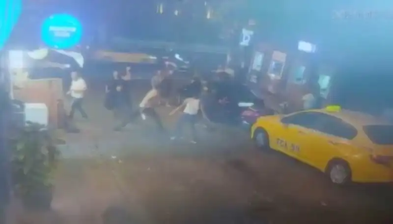 Beyoğlu'nda Laf Atma Kavgası: Kanlı Çatışma Caddeyi Sarsın!