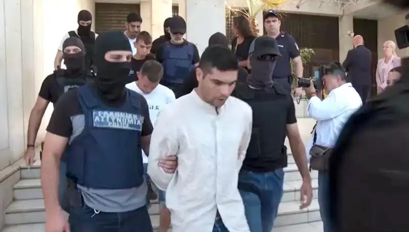 Atina'da Şok Edici Cinayet: Profesör ve Eski Eşinin Peşinde Beş Gözaltı Var