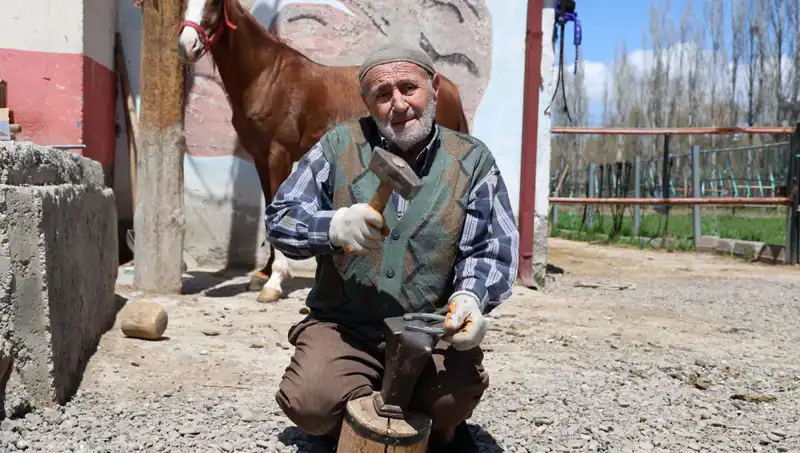 77 Yaşındaki Usta, 63 Yıldır Mesleğinin Son Temsilcisi Olarak Yaşıyor
