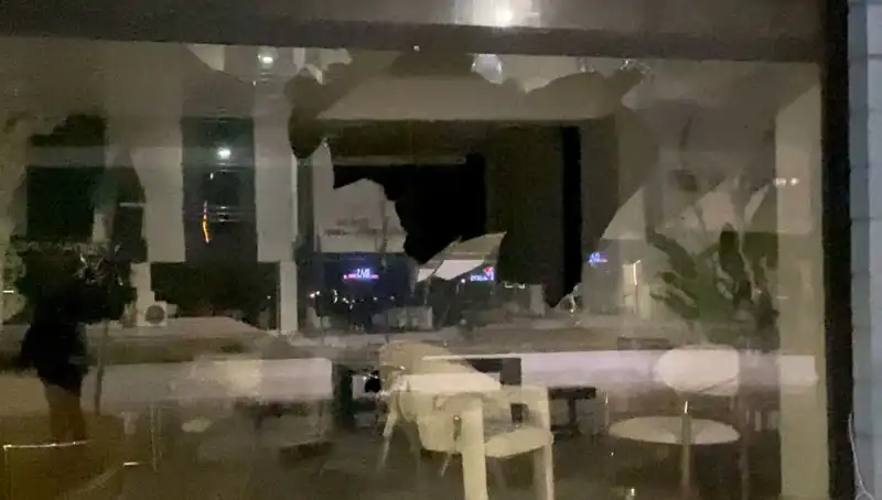 Mobilya Mağazasına Taşlı Saldırı: Güvenlik İhlalinin Ardındaki Gizem