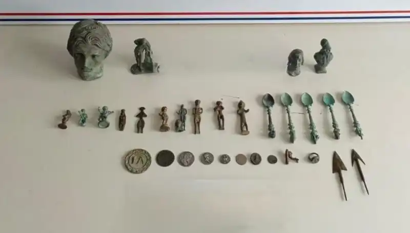 Roma Dönemine Ait Tarihi Eserler, Kaçakçılıkla Mücadelede Yakalandı