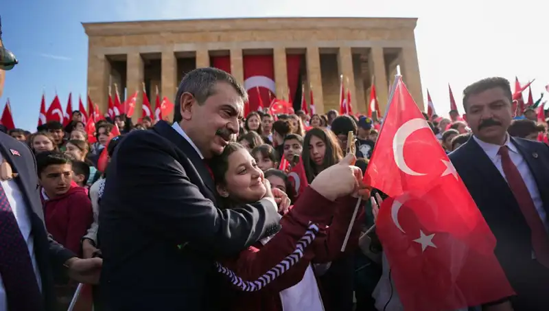 Çocuklarla Anıtkabir'de Duygusal Bir Buluşma: Bakan Tekin'in Anlamlı Ziyareti