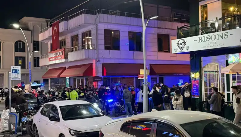 Kafenin Önünde Havaya Ateş Açan Şahıs, Engellemeye Çalışan Kafe Sahibini Bıçakladı