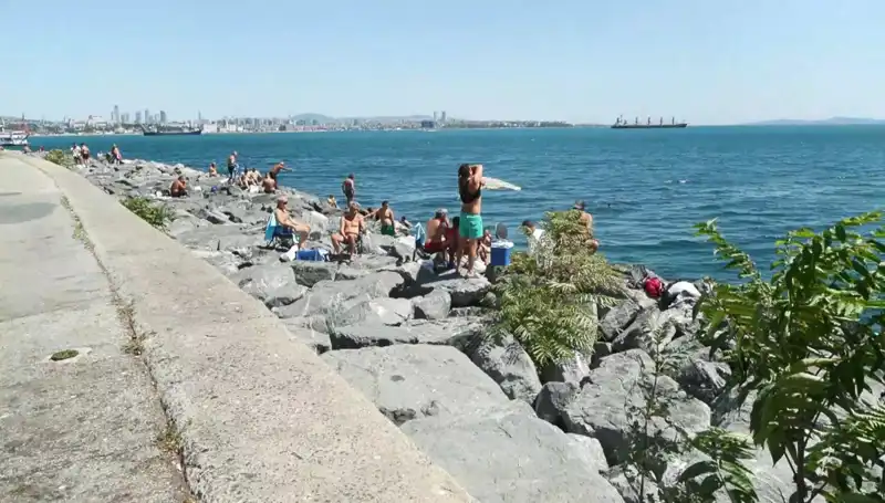 İstanbullular Sıcak Havaların Keyfini Sahilde Çıkarıyor!