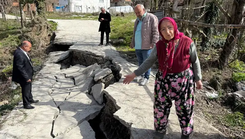 Heyelan Tehlikesi Altındaki Mahallede Yol Çökmesi, Vatandaşları Panikletecek Boyutta!