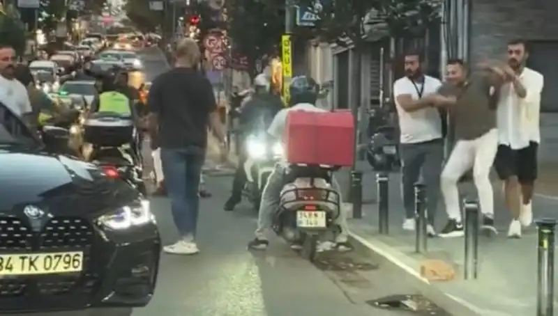 Nişantaşı'nda Yol Verme Kavgası: Sopalı Kadın Tartışması Büyüdü