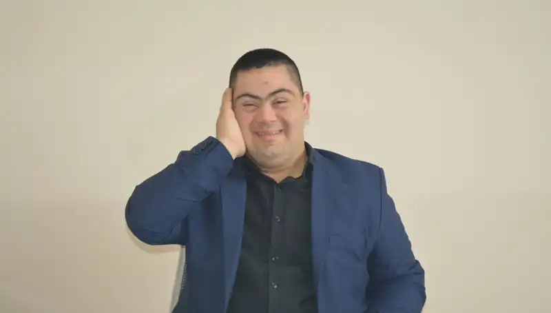 Down Sendromlu Genç Erdinç’in Hayali: Dinleyenlerini Büyüleyen Bir Yolculuk