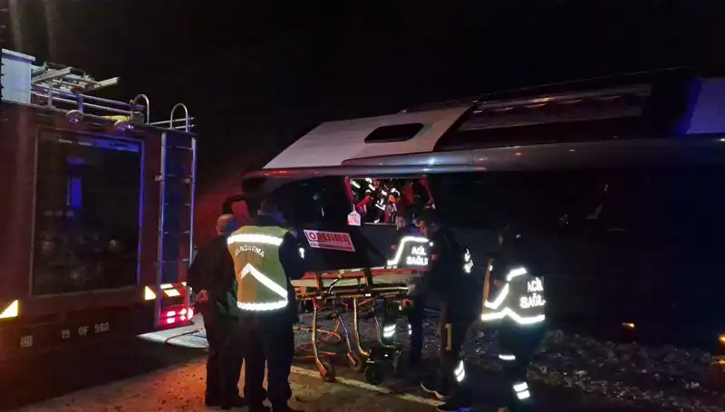 Festival Dönüşü Korkutan Kaza: 15 Yaralı Otobüs Kazası Detayları Ortaya Çıktı