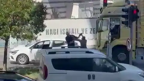 İstanbul Trafiğinde Yaşanan Çekiçli Dehşet: Vatandaşlar Şokta!