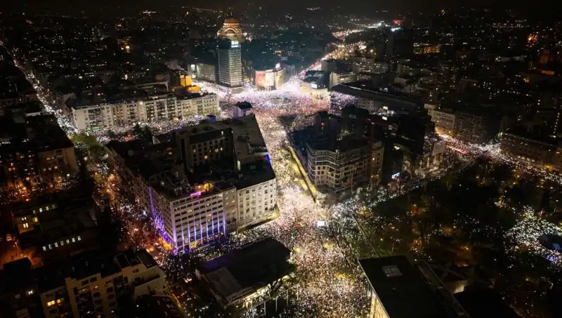 Sırbistan'da Öğrenci Protestoları: Belgrad Sokakları Direnişle İnliyor