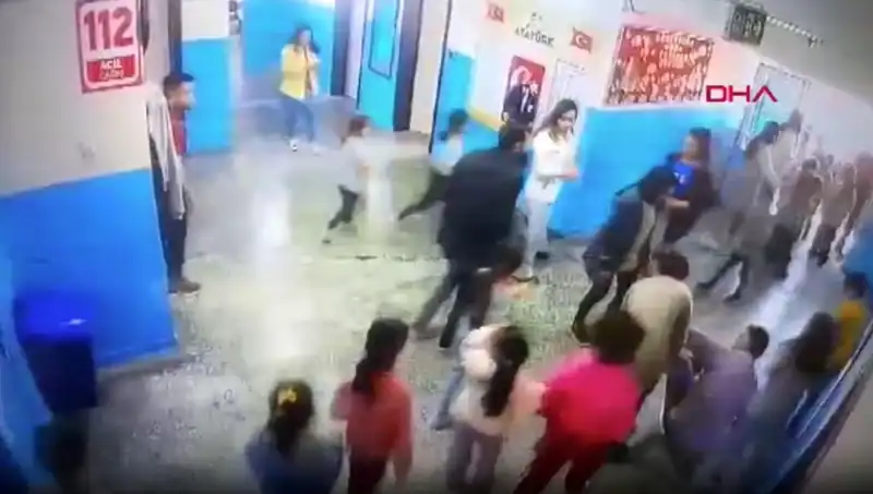 Okulda Bayılan Öğrenciyi Müdür Yardımcısı Kurtardı: Anbean Yaşananlar