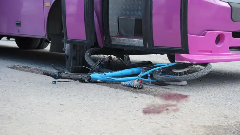 Sokağa Fırlayan Çocuk İle Otobüs Arasında Korkunç Kaza: Güvenlik Önlemleri Gözden Geçirilmeli