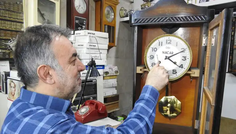Tarihi Saatlerle Dolup Taşan Küçük Dükkan: Zamanla Yarışan Usta